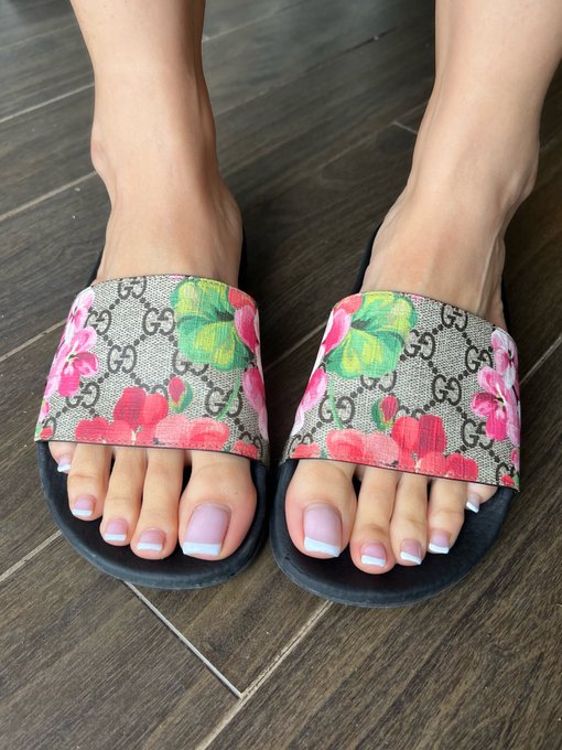 Obsessed with how cute my toes are 😋 What colour I should do for fall/halloween ?? 🍂🩷 https://t.co/K