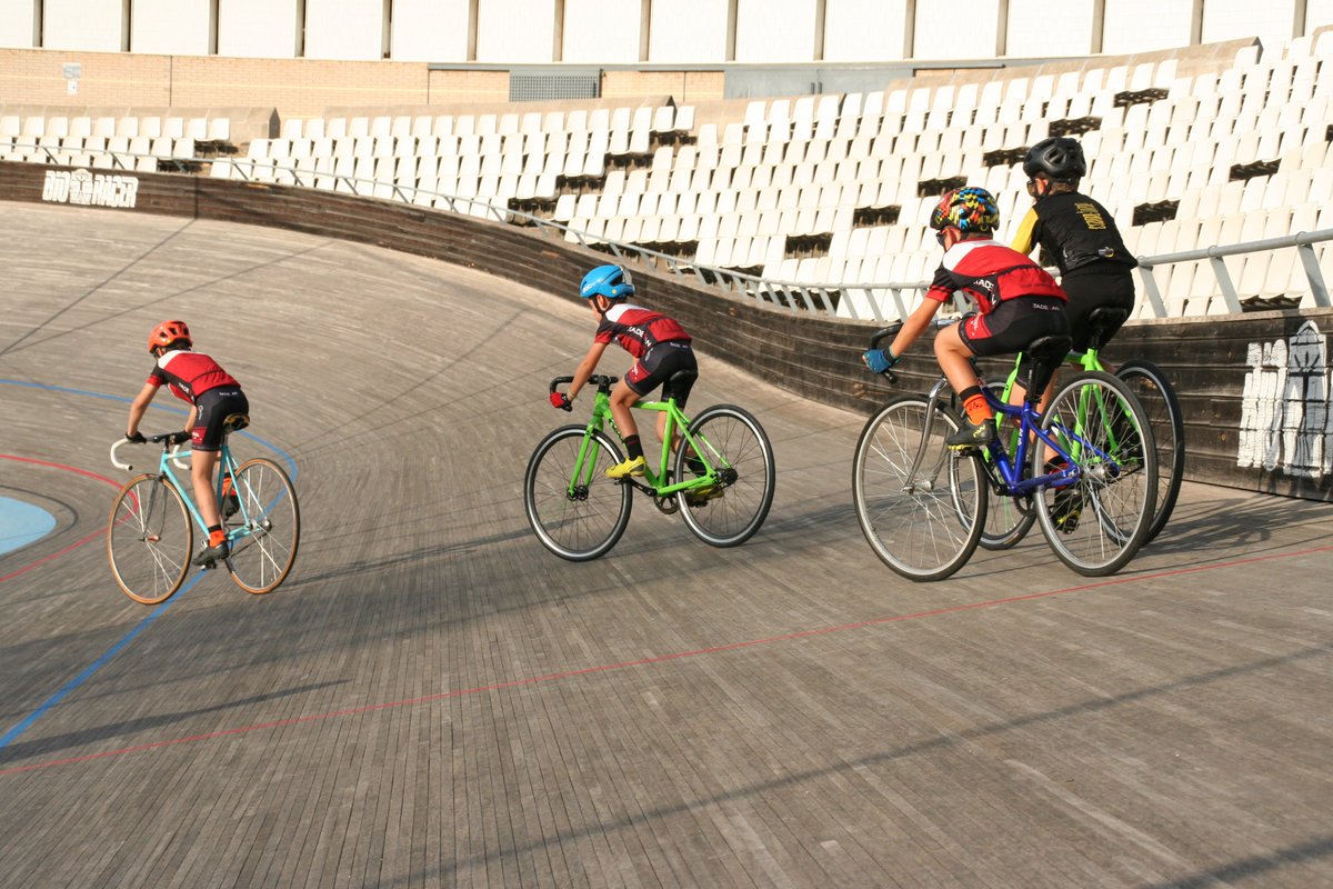 🚴Catorze joves ciclistes del Club Ciclista Olot Infantil van poder descobrir aquest dissabte el ciclisme en pista al Velòdrom d'Horta de Barcelona gràcies a la FCC 🥰🙌 La feina imprescindible de les escoles #ciclismecat que es demostra setmana a setmana! #esportcat