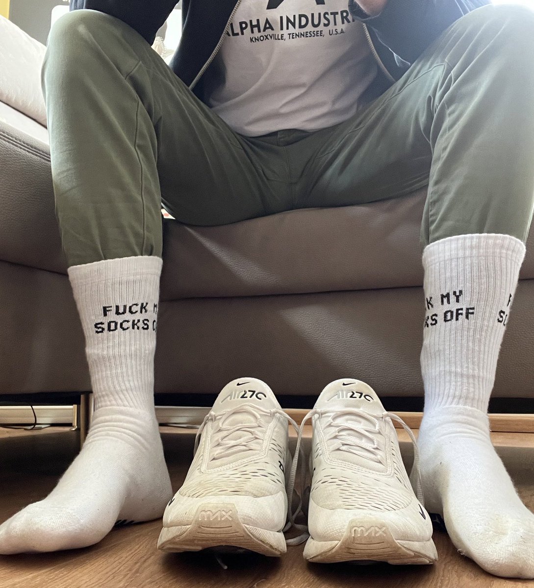 ServeMasterMax's tweet photo. Bevor Du meine Beule schnüffelst, sind erstmal die Socken und Sneaker dran.

#zahlsklave #zahlfotze #zahlsau #geldsklave #cashmaster #cashgod #geldherr #erniedrigung #findom #anydeskfindom #anydesk https://t.co/Nnepg2CQjx