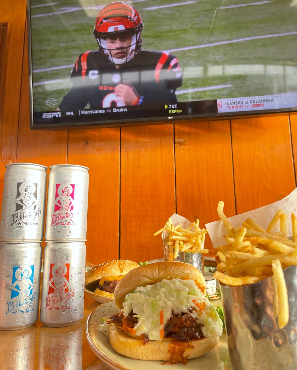 BillysNewport's tweet photo. Game day essentials: Mai tais, burgers and touchdowns. 🏈🍔 https://t.co/sTH5VoZiH7