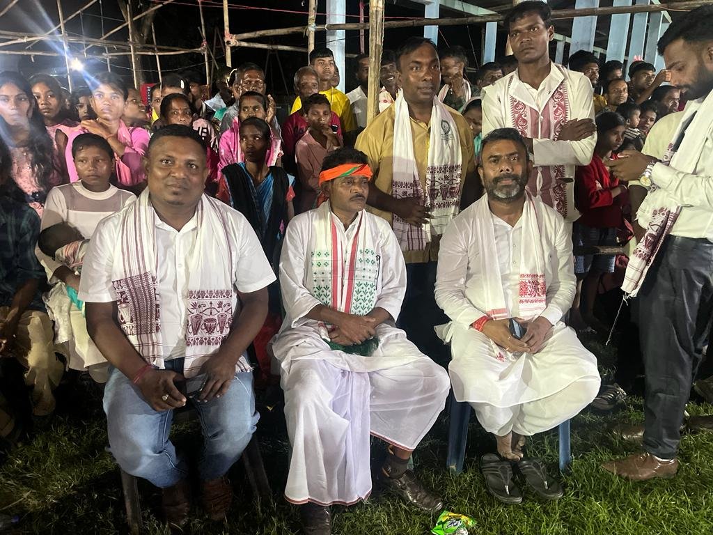 RKurmiOfficial's tweet photo. Delighted to share glimpses from the vibrant Karam Puja celebration at Nagnijan T.E, organized by #AAASA. Additionally, cherished quality time spent with the Guru of Jhumur Dance, Bhadra Rajwar. Cultural richness & meaningful connections make celebrations truly special. https://t.co/4KLu3PZJlz