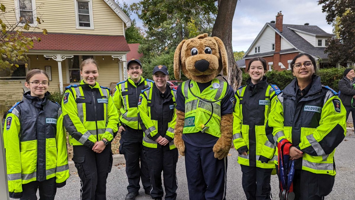 OttawaMedvents's tweet image. Fiers de soutenir les premiers intervenants d'Ottawa à "9 Run Run". Ce sont nos héros du quotidien! "Dans cette famille, personne n'est laissé pour compte." Faisons la différence pour notre communauté. 🌟🏅 #9RunRun #DansCetteFamillePersonneNestLaisséPourCompte