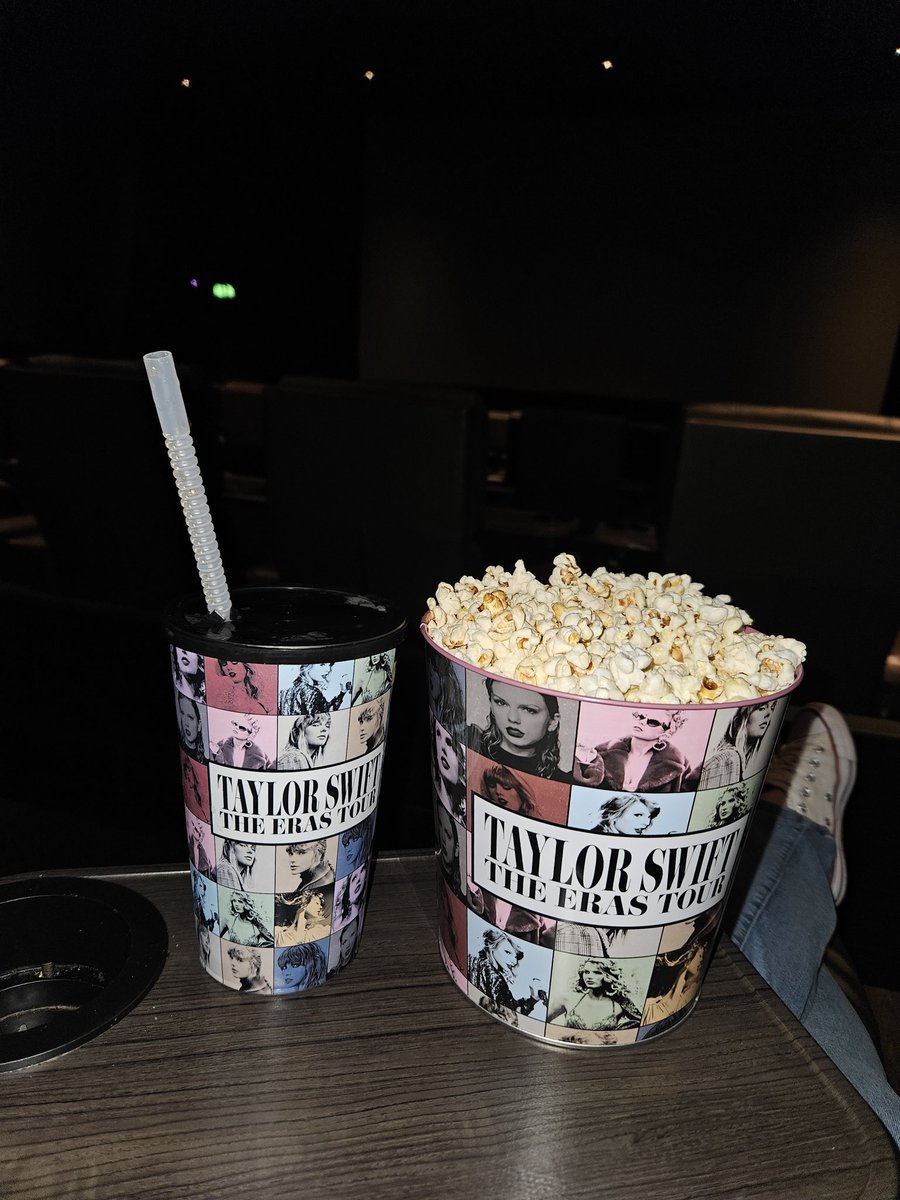 SwiftieSolo's tweet photo. Do I like popcorn? No, but the way my cinema sold this combo for £19.89 suckered me In 

#taylorswifterastourmovie #1989TaylorsVersion  #odeon https://t.co/wsTOM0Qqvr