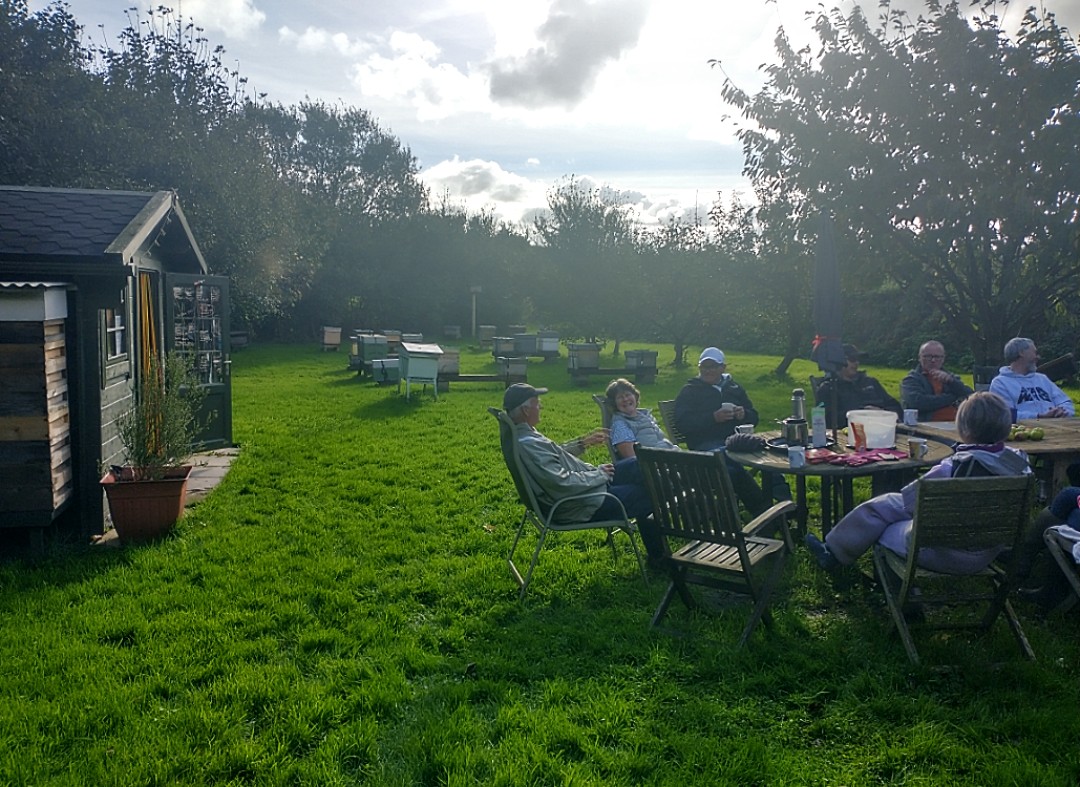 This afternoon at the apiary......we talked about the upcoming IOMBF Honey Show on the 3rd/4th November. Our Judge this year is Michael Young MBE from Hillsborough in Northern Ireland.
Come on IOM Beekeepers it's almost time to show off your hard work! 🍯