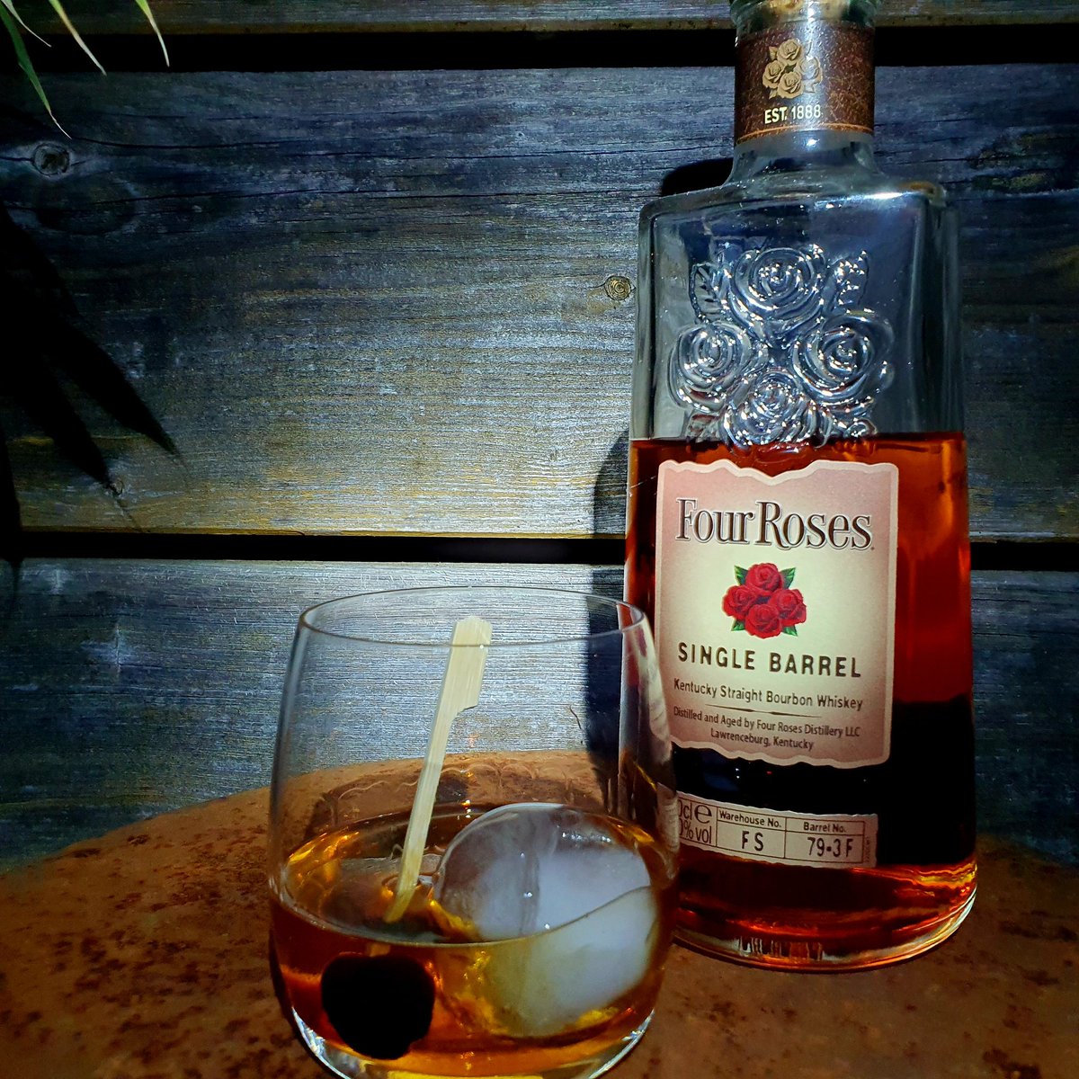 _SQRL_'s tweet photo. An #oldfashioned with #fourroses #singlebarrel #bourbon, maple syrup, The Bitter Truth chocolate bitters and an #icesphere.
Looks good and tastes ๐. https://t.co/y1Dd4ycYAP