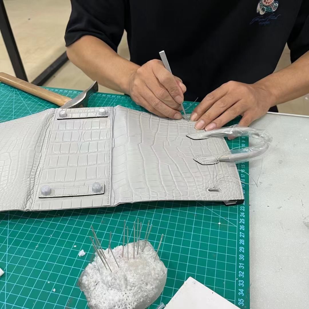 Exotic_Lin's tweet photo. All our bags are 100% handmade
#crocodile #luxury https://t.co/aK8FDjlIuE