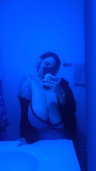 my shower lighting is so relaxing 😌 https://t.co/dUBVfr9HWL