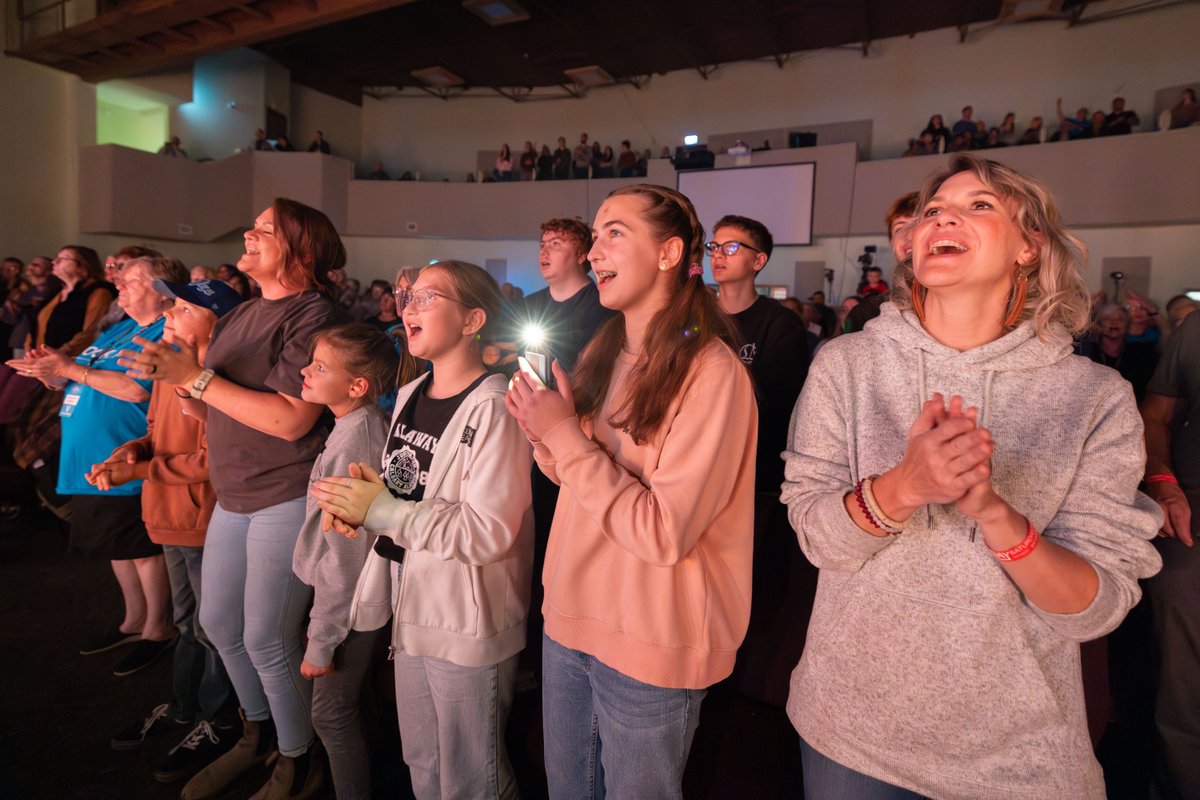 WillGraham_4's tweet photo. Yesterday we were blessed to have two separate outreaches in Vernon, British Columbia, on the second day of the Thompson-Okanagan #LookUpTour. We give God the glory for the many who said “Yes” to Jesus during both events! Please pray as we end the #LookUpTour today in Kelowna. https://t.co/W3GqjwEKy6