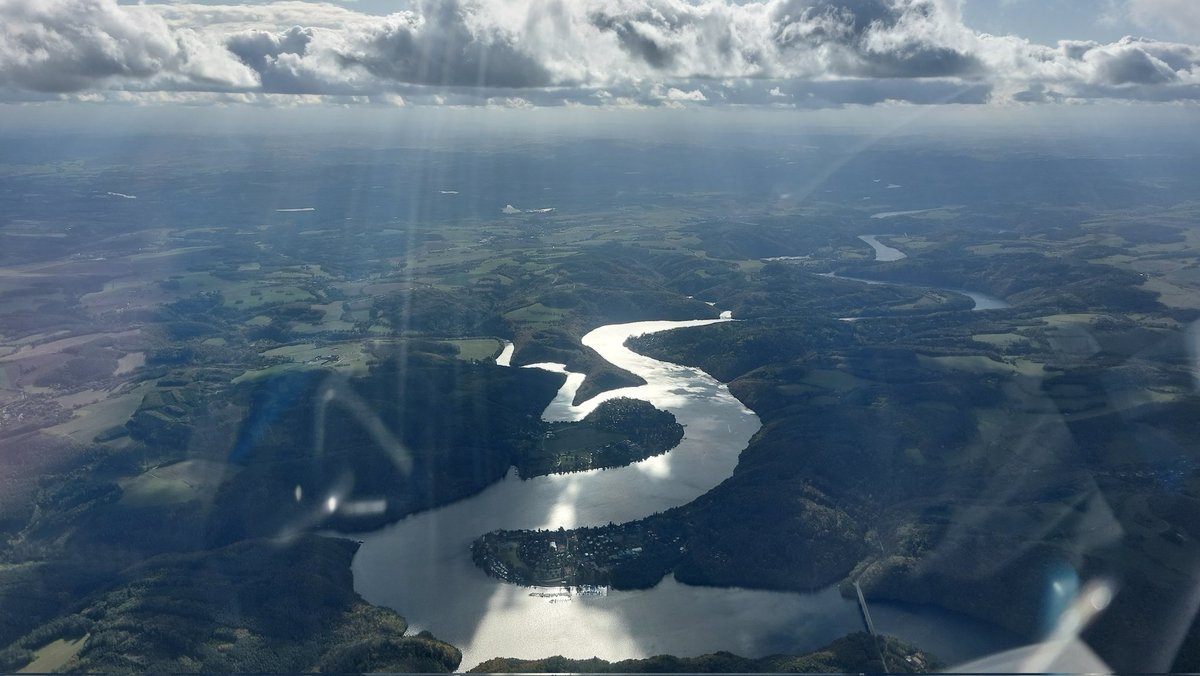 voborsky's tweet photo. Jeden by si myslel, že dnešní fukeř je příznivější spíš k pouštění draků než k plachtaření. Ale to by byl omyl. Úžasné řady kumulů krásně nosily. Ani nebylo třeba kroužit. Dvě hodiny ve vzduchu 🤟
#LKBE https://t.co/2IV6gj5coF