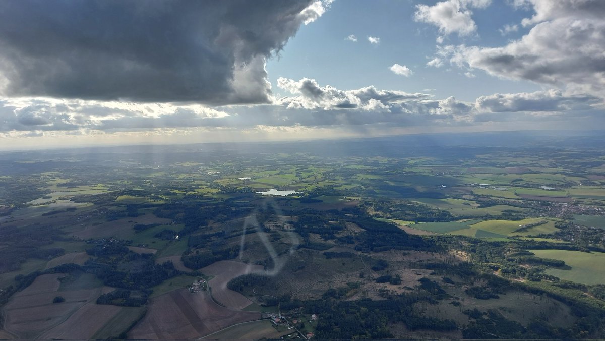 voborsky's tweet photo. Jeden by si myslel, že dnešní fukeř je příznivější spíš k pouštění draků než k plachtaření. Ale to by byl omyl. Úžasné řady kumulů krásně nosily. Ani nebylo třeba kroužit. Dvě hodiny ve vzduchu 🤟
#LKBE https://t.co/2IV6gj5coF