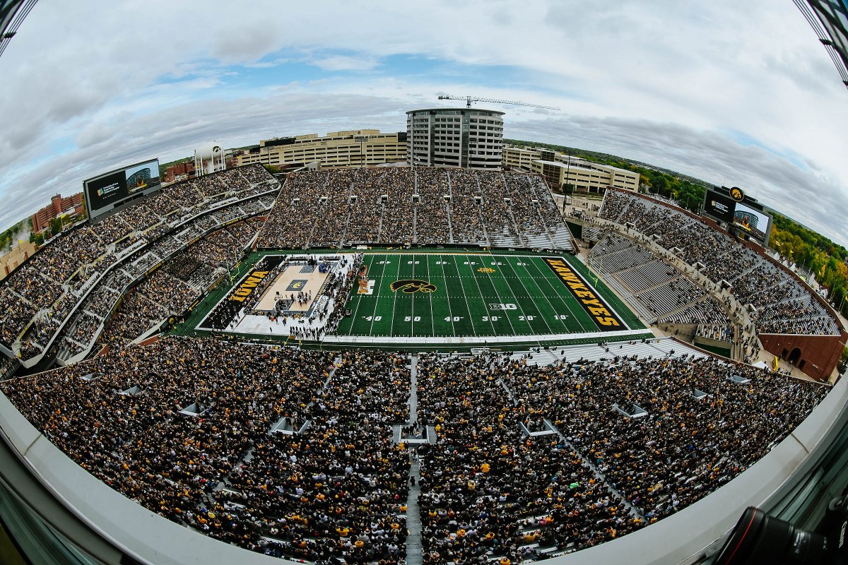 This is 𝐰𝐨𝐦𝐞𝐧'𝐬 𝐛𝐚𝐬𝐤𝐞𝐭𝐛𝐚𝐥𝐥 

#Hawkeyes