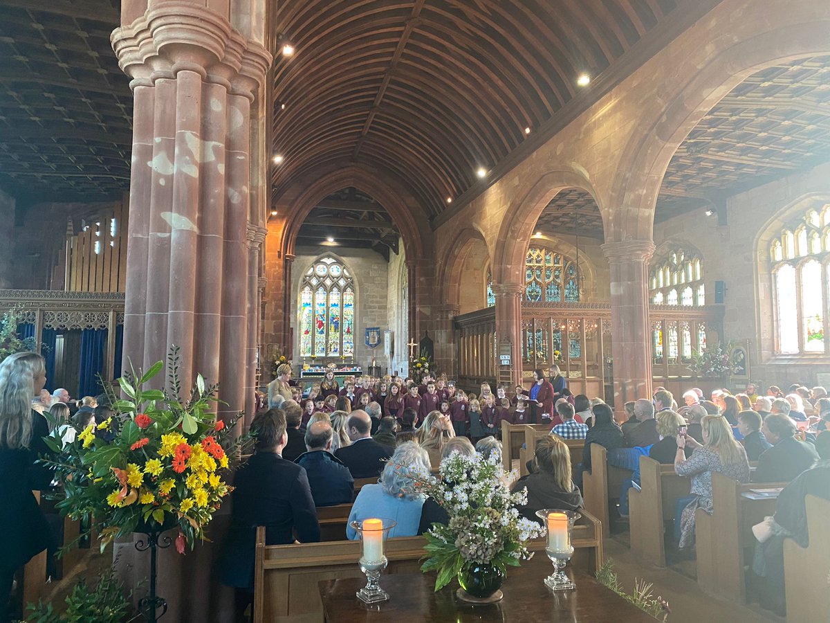 A wonderful service at our beautiful Church. Thank you all for your support at our Harvest Festival. The children were amazing! @StAsaphDiocese #stchads #Hanmer