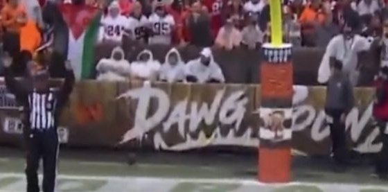 🇵🇸🇵🇸🇵🇸🇵🇸🇵🇸🇵🇸🇵🇸🇵🇸🇵🇸
Palestine flag in the front row of the dog pound today during the Cleveland Browns v San Francisco 49ers game. #FreePalestine