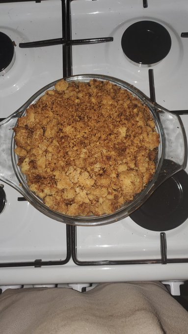 1 test du four ^^ crumble aux pomme 😋 https://t.co/t7t3Zll1nc