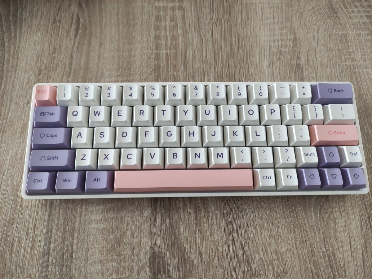 _Bertito_'s tweet photo. Nuevo teclado mecánico 60% con layout en inglés que me he pillado. Todo correcto durante el poco tiempo que lo he usado😀 Ganó espacio en la mesa gracias a su 60%, al tener conectividad inalámbrica y bt me evito los cables por la mesa... #Epomaker #EP64 https://t.co/06K5lmCsjk