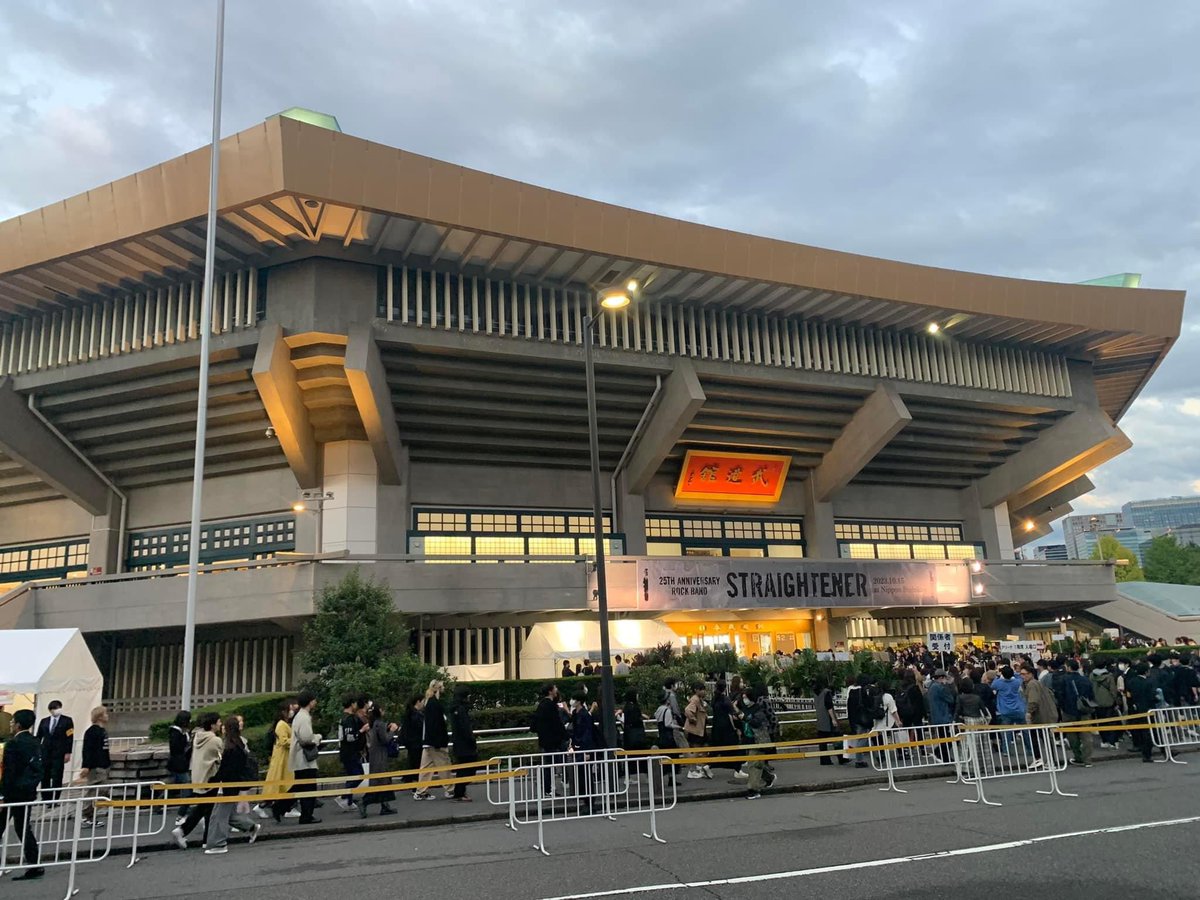 supersliderman's tweet photo. いとこがやってるロックバンドの周年記念LIVEに武道館へ行って来ました。
#ストレイテナー
#結成25周年
#メジャーデビュー20周年
#ホリエアツシ  
#日本武道館 https://t.co/UG8FtdPwAw