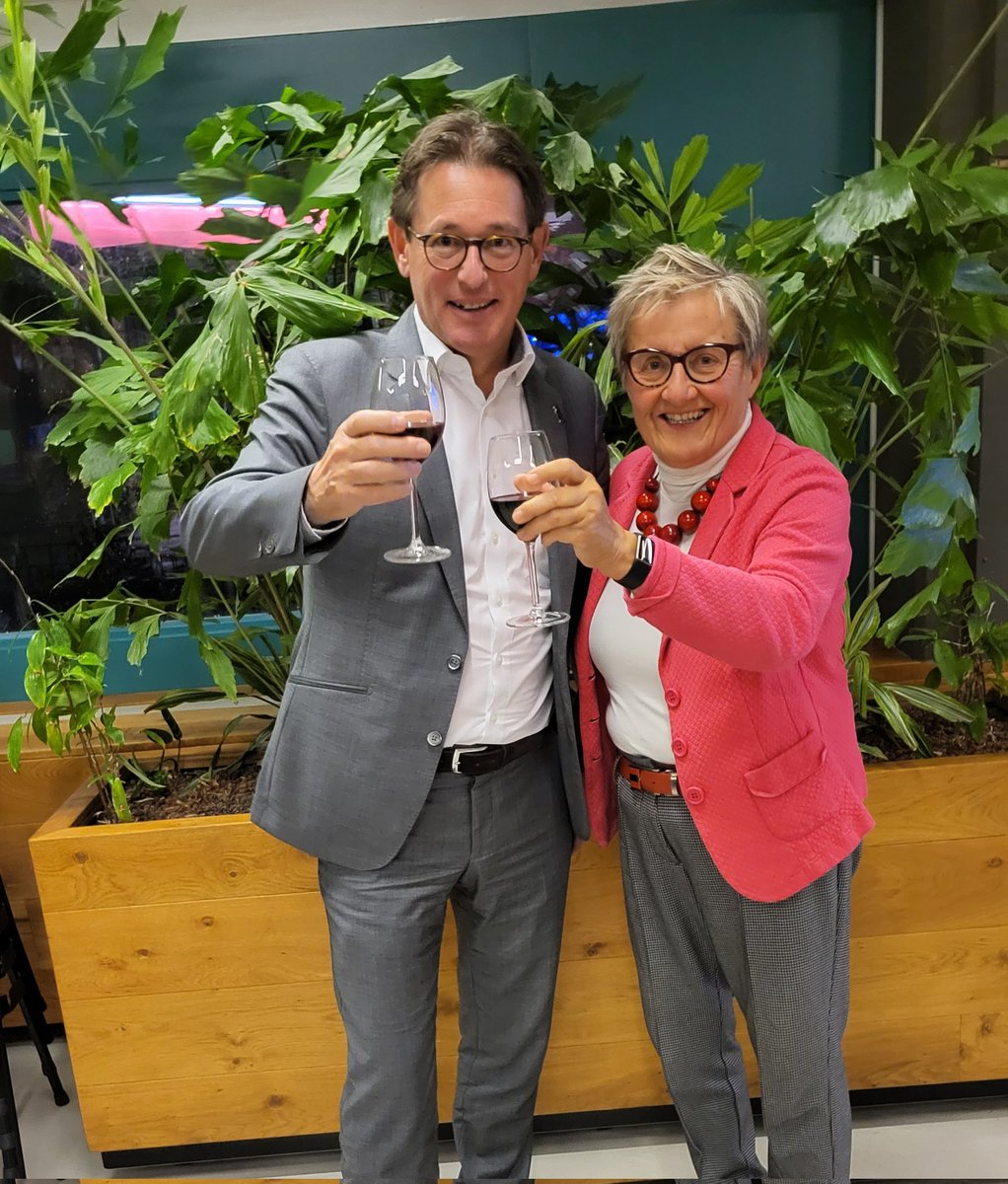 Samen met rechter prof. Sterk  <a href="/keessterk1/">Kees Sterk</a> proost op de democratie in Polen, volgens exit polls de democratische oppositie heeft de meerderheid in de Sejm, 248 zetels