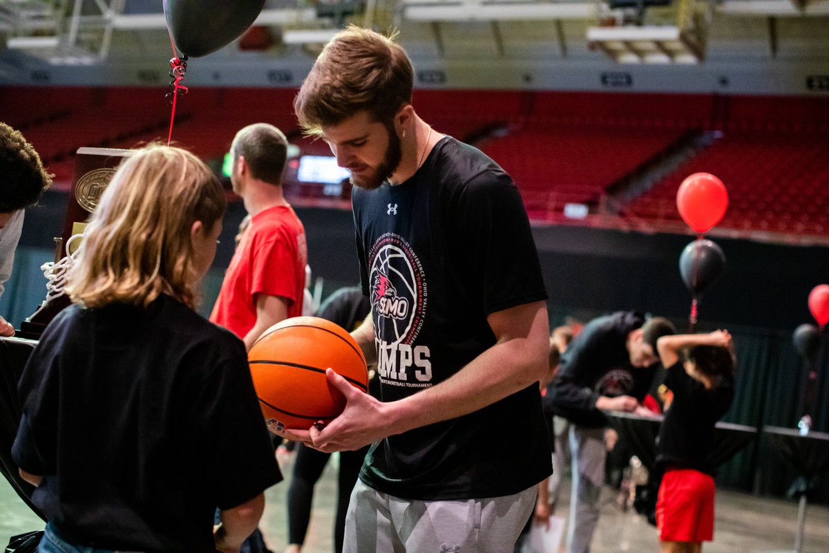 SEMOMBB's tweet photo. Don't miss your chance to Meet the Redhawks, sponsored by Banterra Bank!

Cheer on the Redhawks on Oct. 23 during their exhibition matchup against Henderson College at 6:30 PM and meet the new faces on the teams with post game autographs!

Admission is FREE &amp; open to the public! https://t.co/pu2fRV3xPe