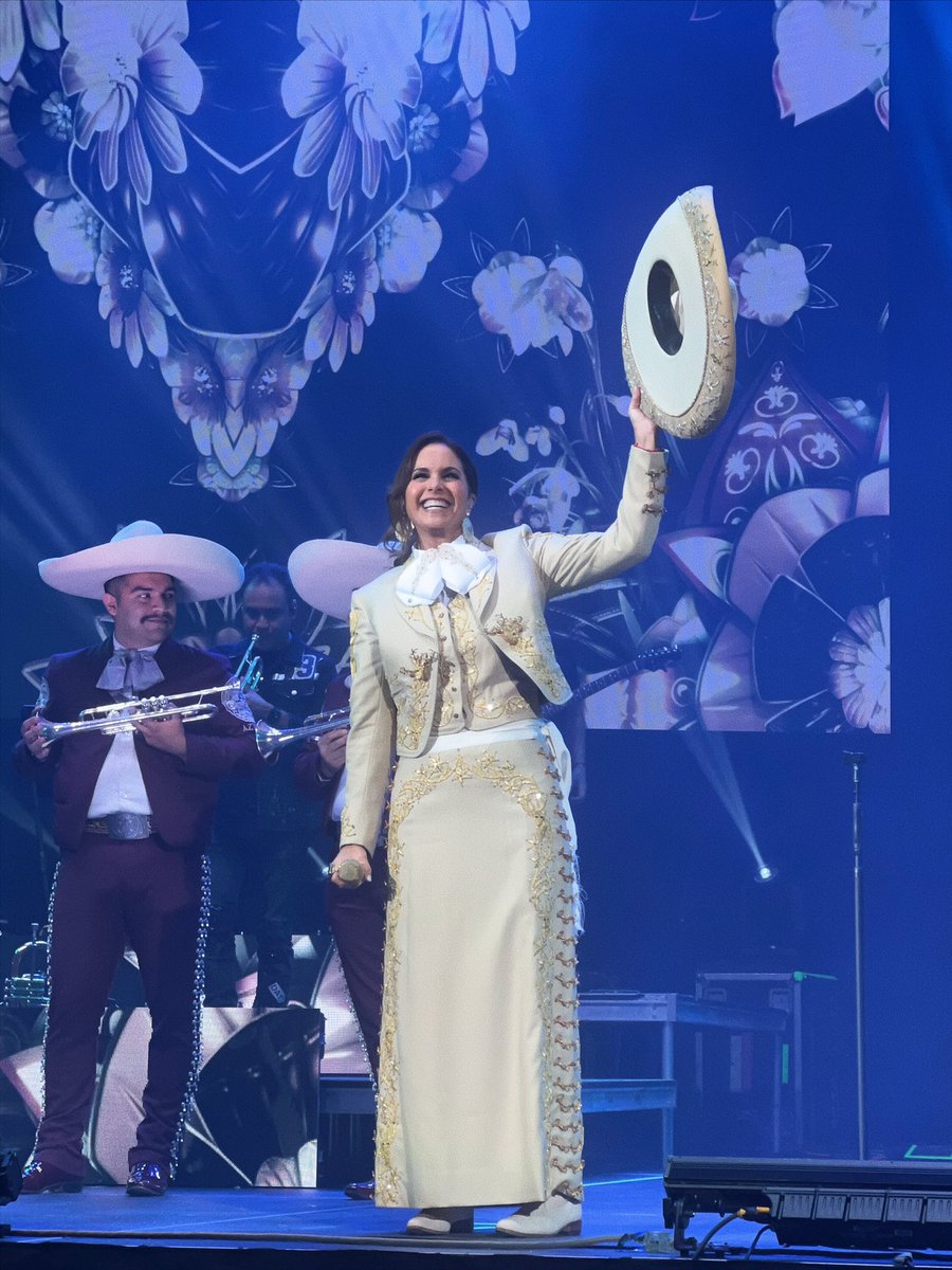 lucerofan008's tweet photo. se me cumplió el sueño de ver a @LuceroMexico en concierto 😭🫶🏻🥺 aún no lo supero!! https://t.co/kjLWMpbfjl
