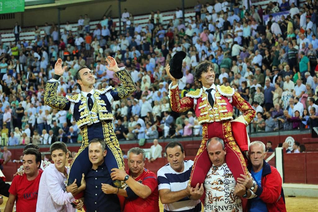 📸 𝗟𝗔 𝗜𝗠𝗔𝗚𝗘𝗡 𝗗𝗘𝗟 𝗗𝗜́𝗔| En hombros, 𝗖𝗨𝗥𝗥𝗢 𝗗𝗜́𝗔𝗭 y 𝗘𝗟 𝗙𝗔𝗡𝗗𝗜, en la emotiva despedida de los ruedos de 𝗘𝗟 𝗖𝗢𝗥𝗗𝗢𝗕𝗘́𝗦.