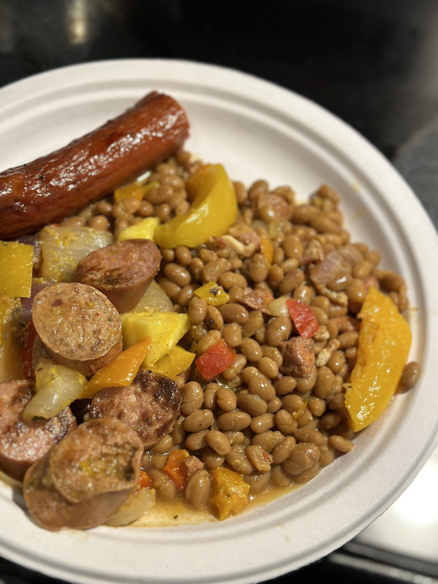 devingee_'s tweet photo. My dad’s job had a cookout….he brought me a plate……WHY THE BAKED BEANS GOT PEACHES IN EM!! 🤢 https://t.co/d5LBI7sCB1