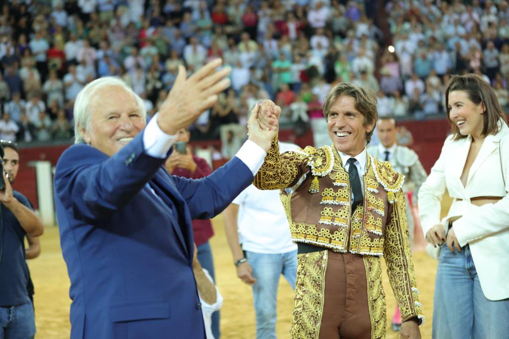 📸 Cuatro emotivas imágenes del corte de coleta de Manuel Díaz “El Cordobés” en #Jaén tras 30 años de alternativa, de la mano de su padre, Manuel Benítez.