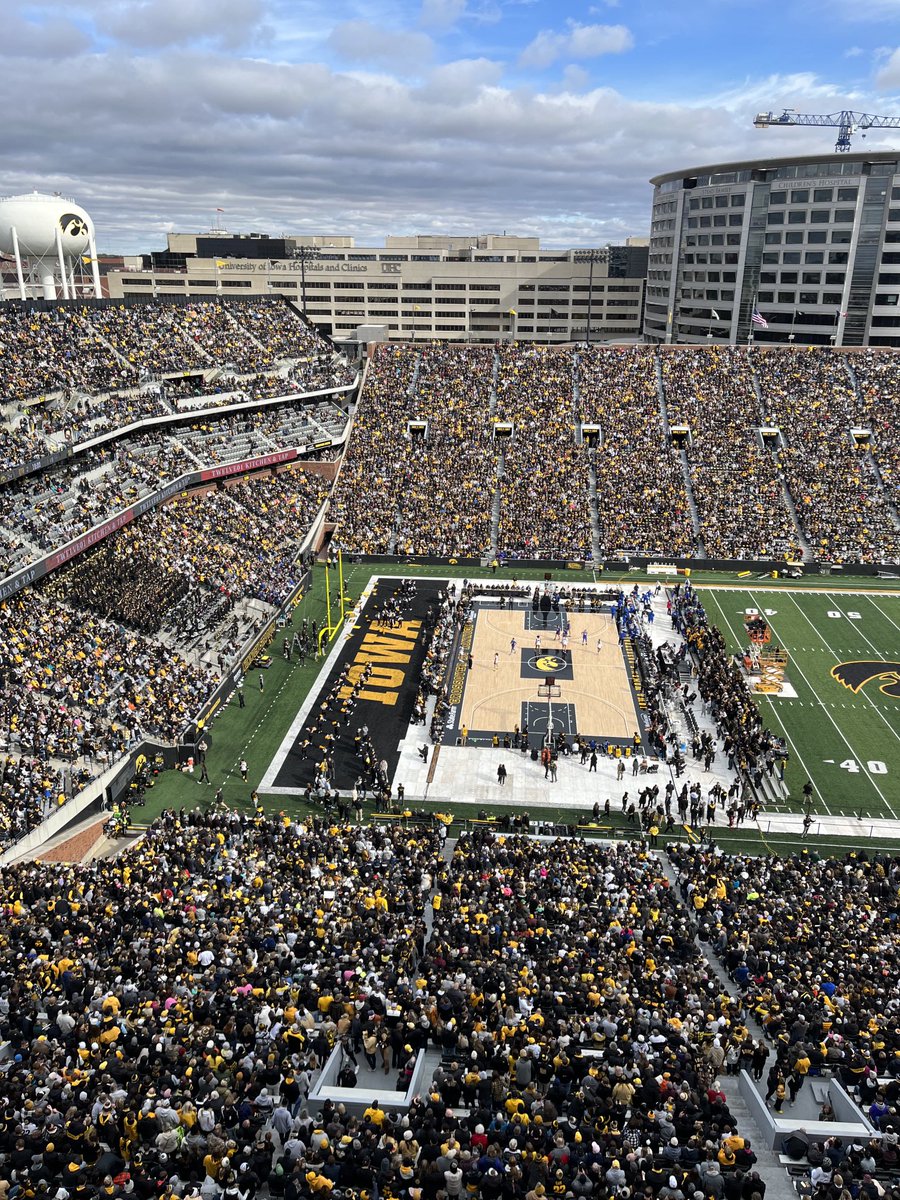 ⁦@IowaWBB⁩ putting on a spectacular event with The Crossover at Kinnick. What an amazing setting. Mad props to all who made this possible. Especially out Hawkeye fans…The best in the country.