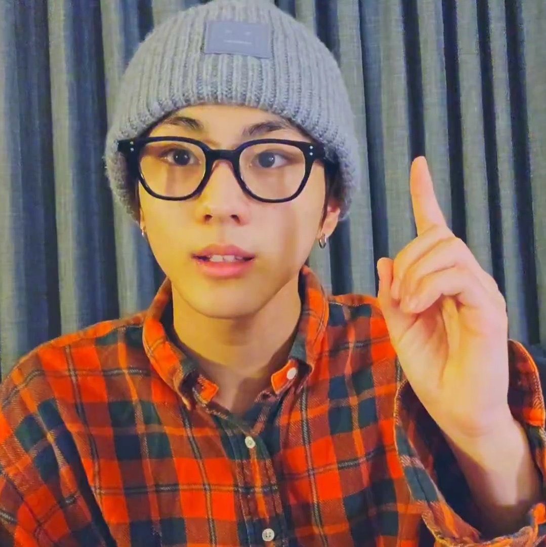 heewonist's tweet photo. THE GLASSES THE FINGER AND MOST IMPORTANTLY THE TEETH ITS ALL COMPLETE https://t.co/yxx6iJNzUr