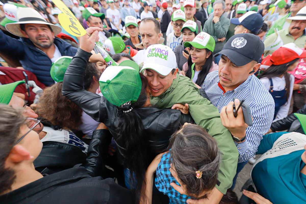 CarlosAmayaR's tweet image. ¡Gracias, Ramiriquí! 

Profundamente emocionados y agradecidos con tanto cariño. ¡Les corresponderemos con obras e inversiones! ¡No les vamos a fallar! 

Vamos a seguir trabajando con todo el amor por esta tierra. Vamos a empezar la pavimentación de la vía Ramiriquí- Chinavita.…