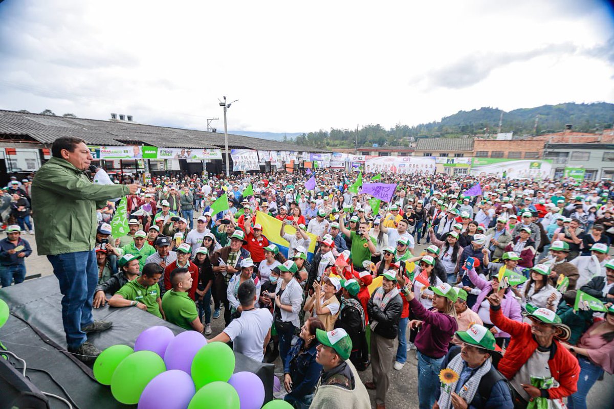 CarlosAmayaR's tweet image. ¡Gracias, Ramiriquí! 

Profundamente emocionados y agradecidos con tanto cariño. ¡Les corresponderemos con obras e inversiones! ¡No les vamos a fallar! 

Vamos a seguir trabajando con todo el amor por esta tierra. Vamos a empezar la pavimentación de la vía Ramiriquí- Chinavita.…