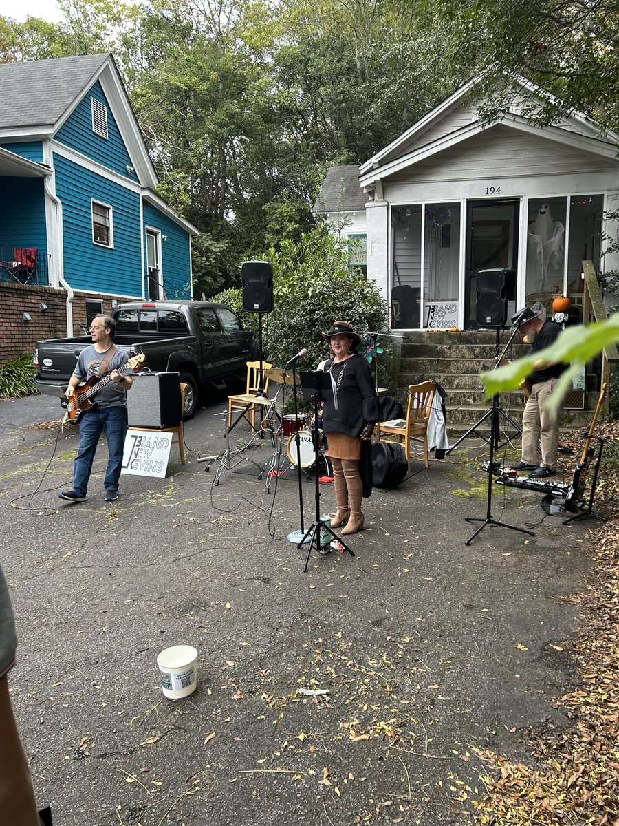 @HistoricAthens @GIMMEHENDRIX Indie rock band Brand New Kevins is getting its set underway at 194 Childs St. #Porchfest rolls on.