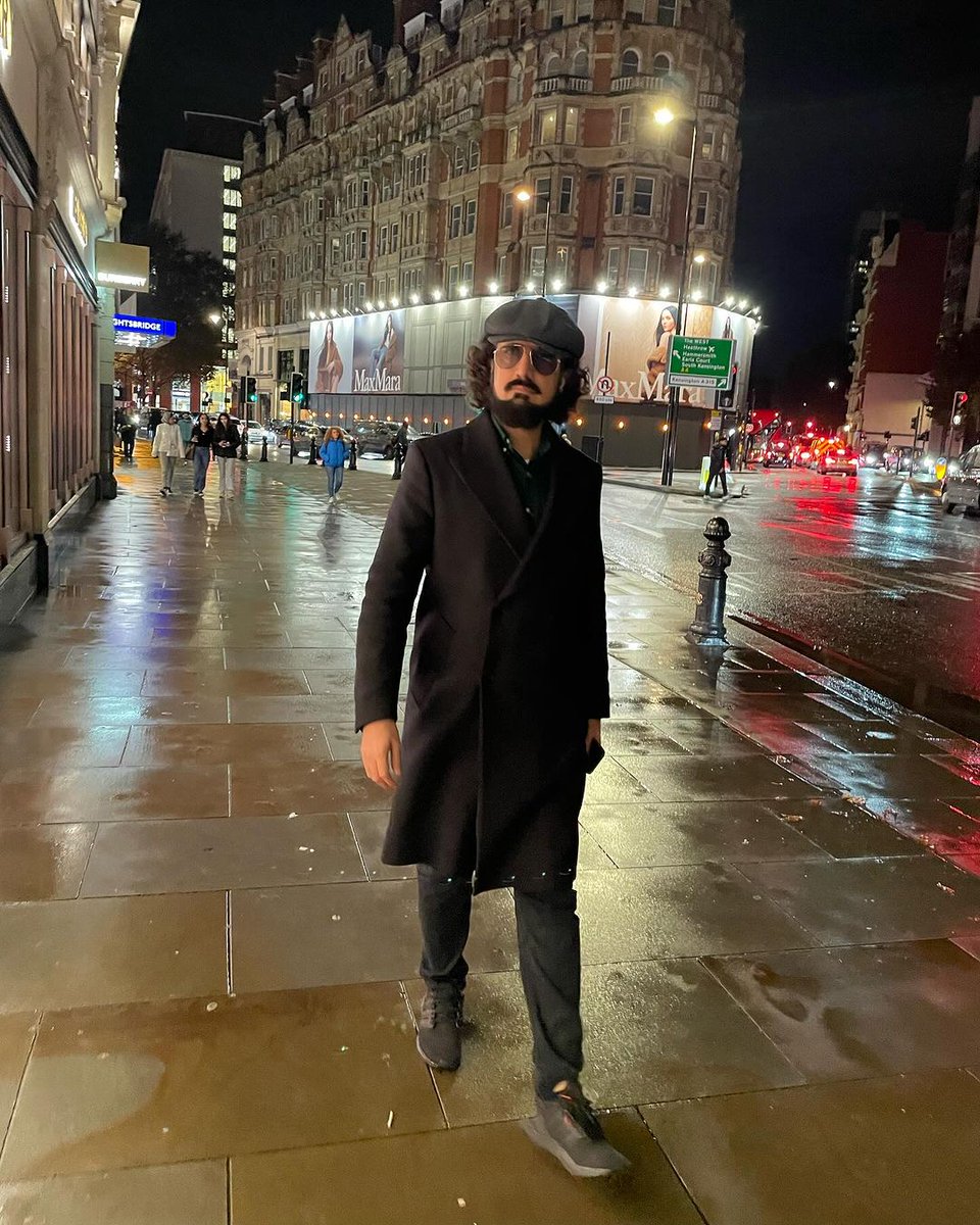 چو تو خُوب و کَشی دِیده ندِیده

آن٘کھ نے کوئی تُم جیسا حَسِین و جَمِیل نہیں دیکھا.❤️🙏