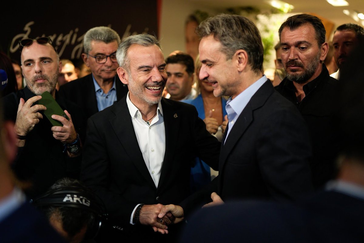 choricos's tweet photo. Οι φωτογραφίες είναι των 5 τελευταίων ημερών. 
Φαίνεται πως η ήττα των γαλάζιων υποψηφίων σε Αθήνα, Θεσσαλονίκη, Λάρισα (γιατί να το κρύψουμε άλλωστε) έχει κοινό παρανομαστή τον τύπο, που στοιχημάτιζε 13 στις 13 περιφέρειες και 3 στους 3 μεγάλους Δήμους..
#εκλογες
#Μπακογιαννης https://t.co/lSzsbWtFsr