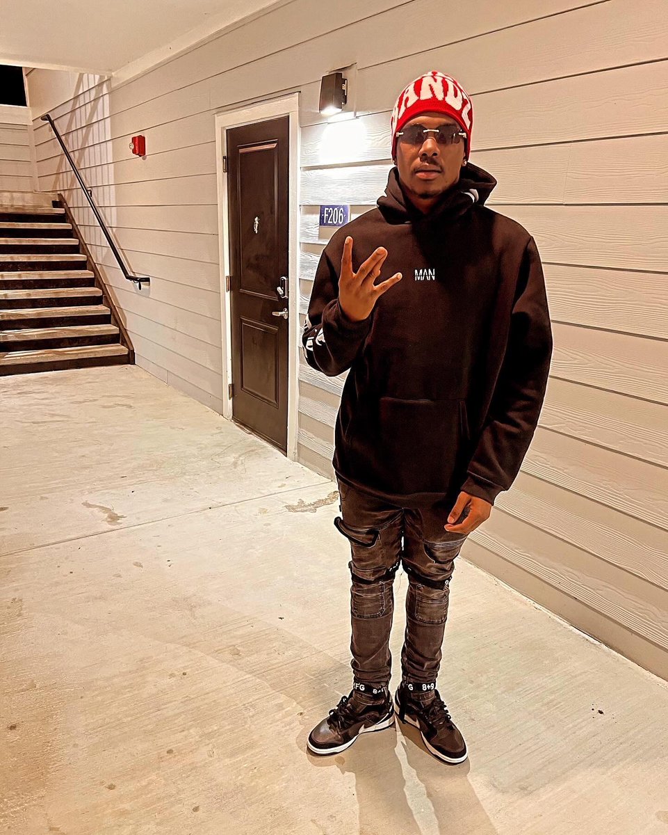 1liildee's tweet photo. Niggas pillow talkin kno you tired of yawnin go get ya rest💤 Real brick baby, section 8, my cousins WIC babies🏚️ https://t.co/9mBB6rXTvS