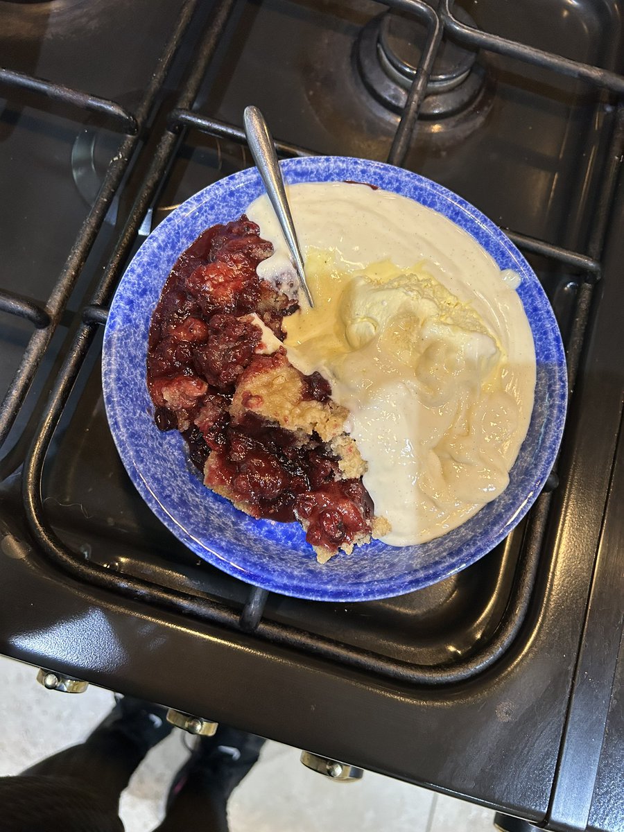 pinkpanda_23_'s tweet photo. My first dessert in the slow cooker was a Berry Crumble! Obviously I had custard and ice cream 😂 I’m in some kinda food coma now 🤭
All my gym stuff is ready for the early start and a productive week 🤗 #Reset #Refeeds https://t.co/ktgWhJejSo