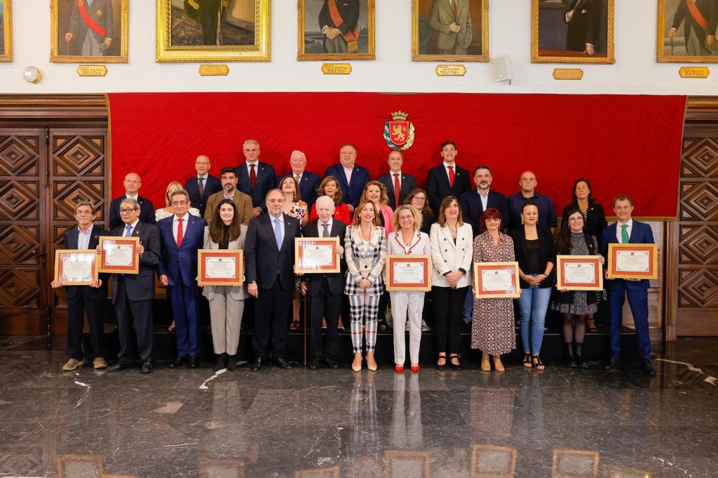 LauraLacarra's tweet photo. Soy Zaragozana Ejemplar 😍😍😍 

No puedo estar más feliz, más orgullosa, las contenta, más emocionada, más ilusionada 😍😍

Gracias a todos y todas que habéis estado conmigo en este gran viaje 

Gracias @zaragoza_es https://t.co/pEJTFI3yvz