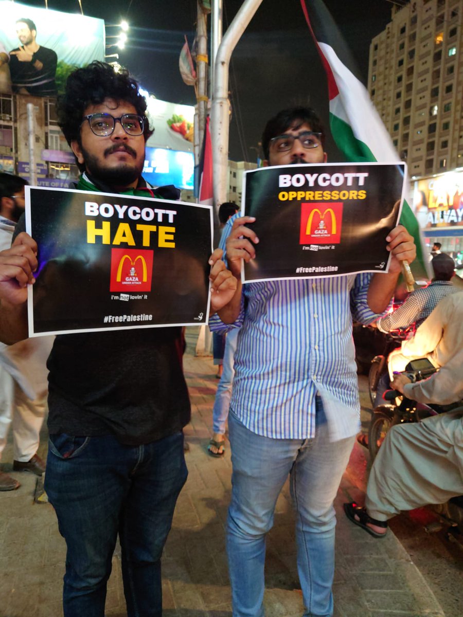 FaizullahSwati's tweet photo. کراچی میں میکڈونلڈ کی مختلف آوٹ لیٹس کے باھر نوجوانوں کا پرامن احتجاج ، شہریوں سے میکڈونلڈ کے بائیکاٹ کی اپیل احتجاج کے موقع پہ فوری طور پہ پولیس موبائلز پہنچ گئیں https://t.co/8TnwqBSffV
