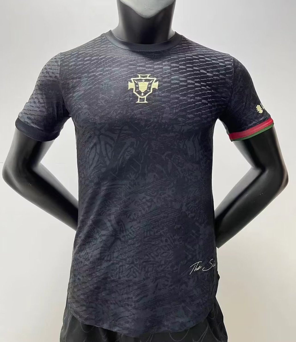 trunksRM's tweet image. 🚨🚨 Ojito con esta preciosidad de camiseta que se sortea,  versión CR7 GOAT EDITION. Para participar solo tienes que dar RT y like a este tweet y seguir a la tienda @Ctinfo_17.

Sorteo internacional, ganador el martes. Suerte mi gente.