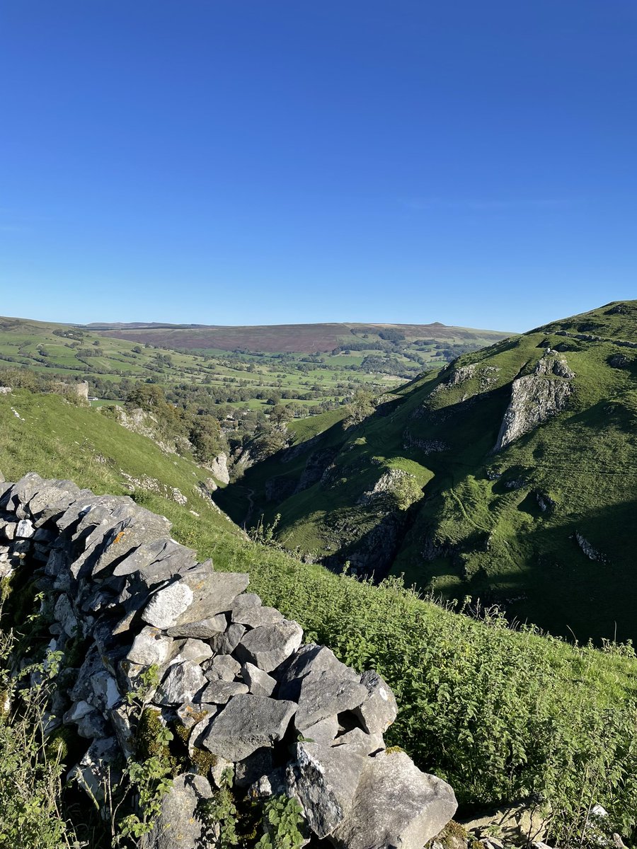 StableCottagePD's tweet photo. Lovely day just up the road in Castleton today. Fabulous walk up Cave Dale round Peveril Castle then Sunday lunch @peakcastleton https://t.co/5aoINXfken