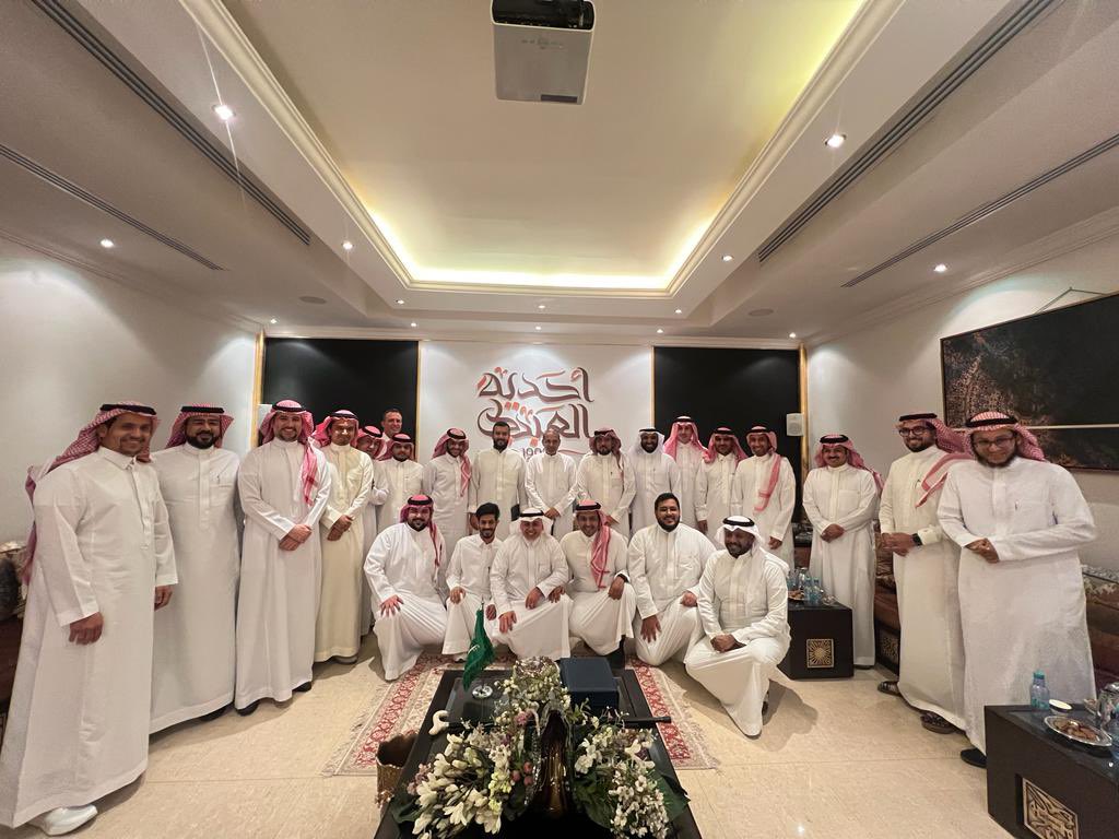 ahadiatalabdali's tweet photo. صورة جماعية لأعضاء #أحدية_العبدلي مع الأستاذ عمر الجريسي https://t.co/sRcIElspYx