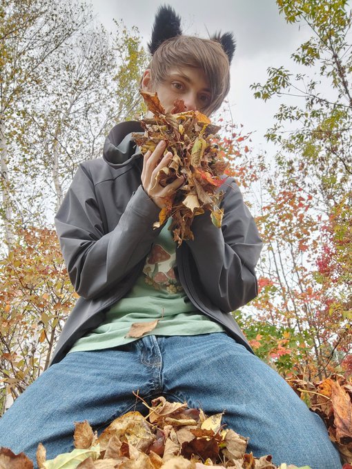 Fall season is comfy and colorful here ^-^ ~  Anyone down for some cuddling in the leaves 🍂💚 ?  :3 https://t