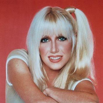 OMG, such sad news: Suzanne Somers, aka Chrissy from Three's Company, has passed away at the age of 76. She battled breast cancer for over 23 years. RIP. 🙏❤️