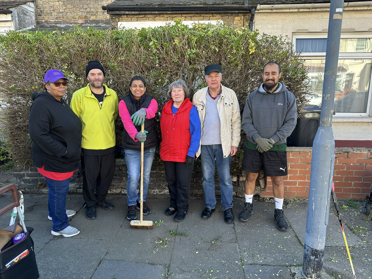 foloxford's tweet photo. An amazing day a neighbour is seriously ill and unable to cut his hedge which was blocking the footway FOL and #vinegardens organised on @Nextdoor as met / cut his hedge #volunteer well done everyone @speedmicester @RedbridgeLive @SahdiaW @volunteering_uk @RedbridgeLibs @KamRai7 https://t.co/m8z0ATJROI