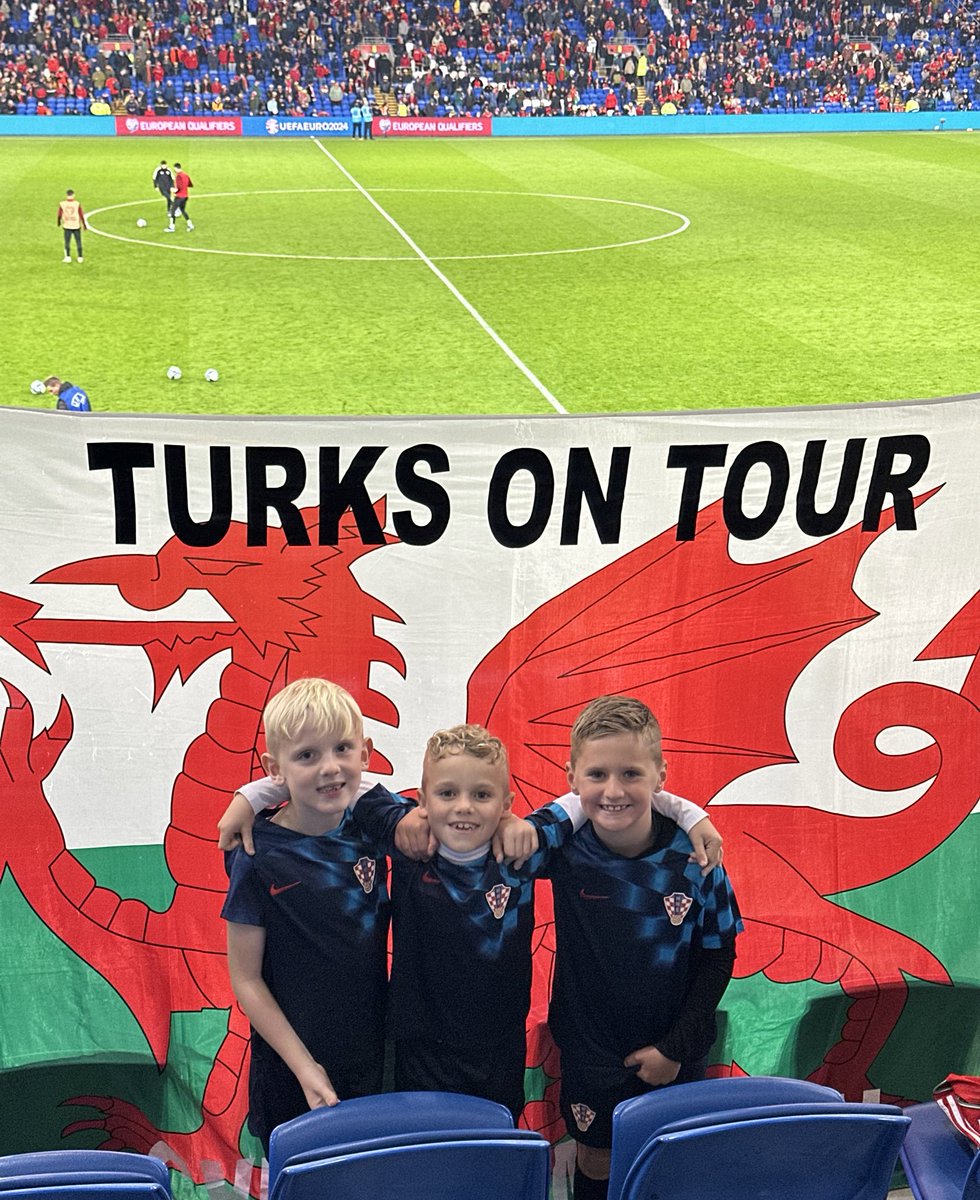 TankTopperMan's tweet photo. Diwrnod anhygoel i dri bachgen Llanelli, yn cynrychioli @YsgolFfwrnes @ysgoldewisant47 @YGBrynsierfel. Da iawn Will, Arthur a Carter!🏴󠁧󠁢󠁷󠁬󠁳󠁿👊 https://t.co/rt0Uj9eQPC