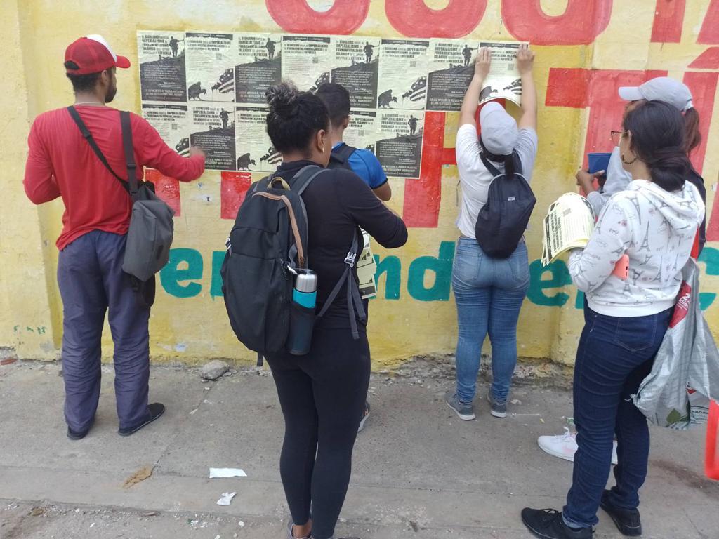 ComRevCo's tweet image. En Cartagena,  a lo largo de la Avenida Pedro de Heredia, se pegaron aproximadamente  1000 afiches. Durante la jornada se dieron discusiones y diálogos con  algunos transeúntes sobre la importancia de condenar el asedio israelí  sobre #Gaza. #Gazagenocide #GazaUnderAttack