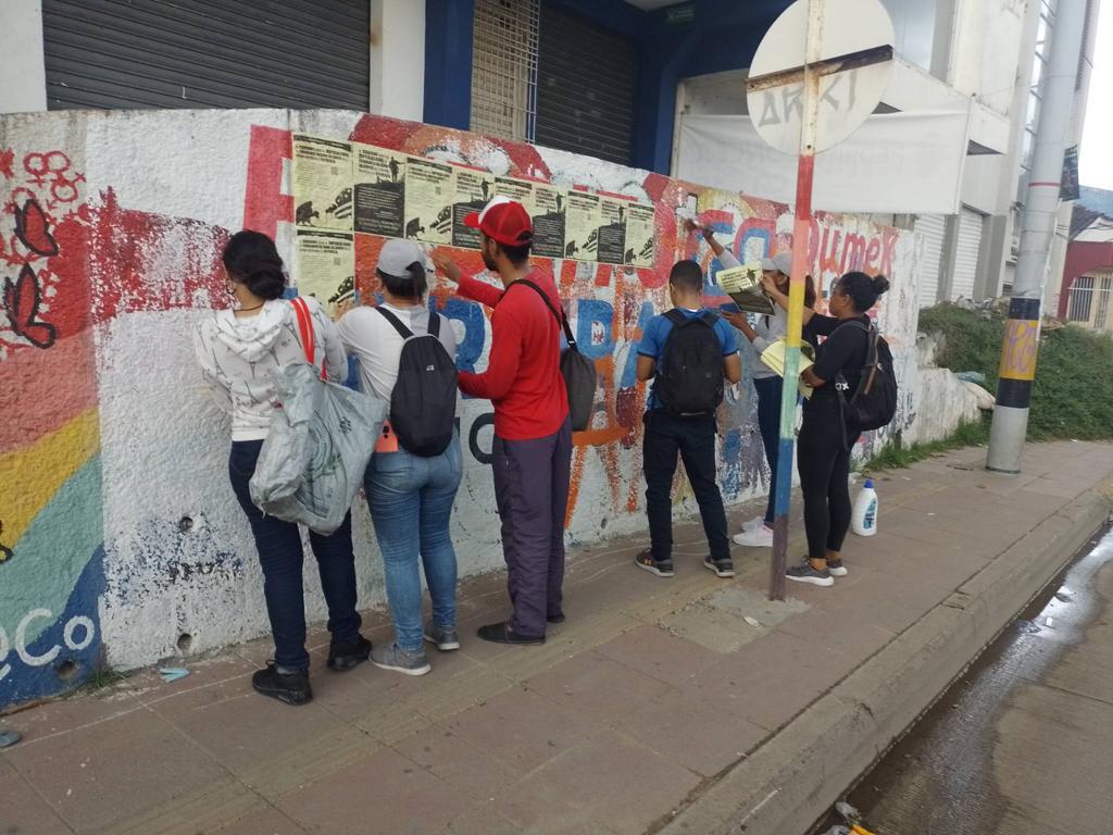 ComRevCo's tweet image. En Cartagena,  a lo largo de la Avenida Pedro de Heredia, se pegaron aproximadamente  1000 afiches. Durante la jornada se dieron discusiones y diálogos con  algunos transeúntes sobre la importancia de condenar el asedio israelí  sobre #Gaza. #Gazagenocide #GazaUnderAttack