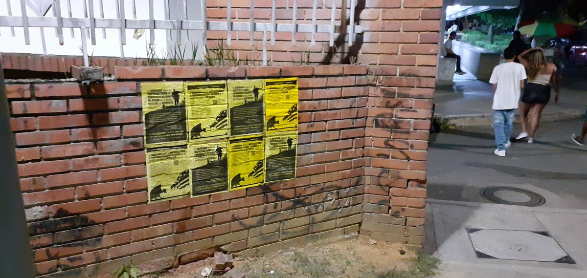 ComRevCo's tweet image. En Bucaramanga, Colombia, jornada de pega de carteles en varios parques y avenidas de la ciudad sobre los "dos polos anticuados" y condenando el sitio contra Gaza. #GazaUnderAttack