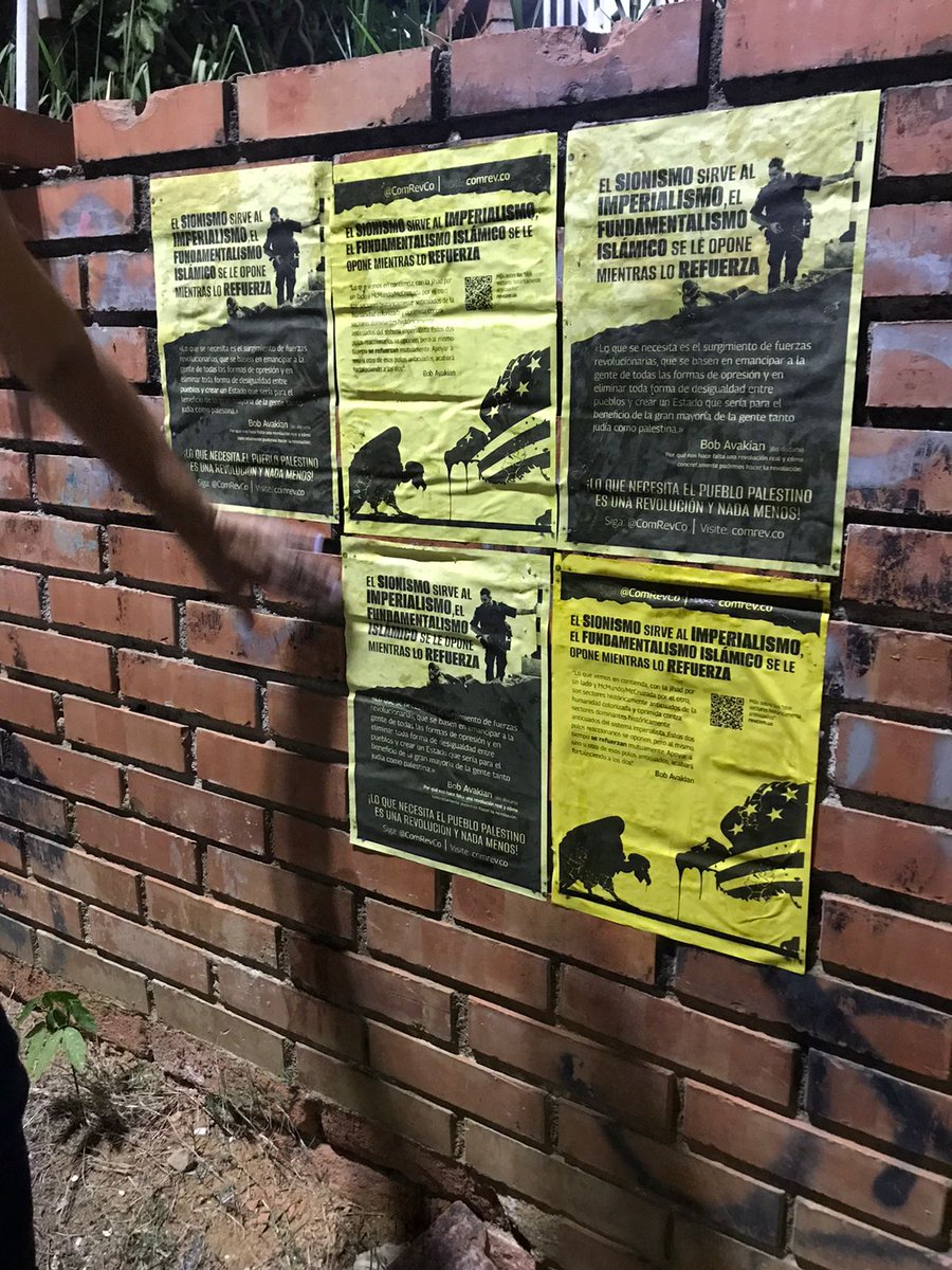 ComRevCo's tweet image. En Bucaramanga, Colombia, jornada de pega de carteles en varios parques y avenidas de la ciudad sobre los "dos polos anticuados" y condenando el sitio contra Gaza. #GazaUnderAttack