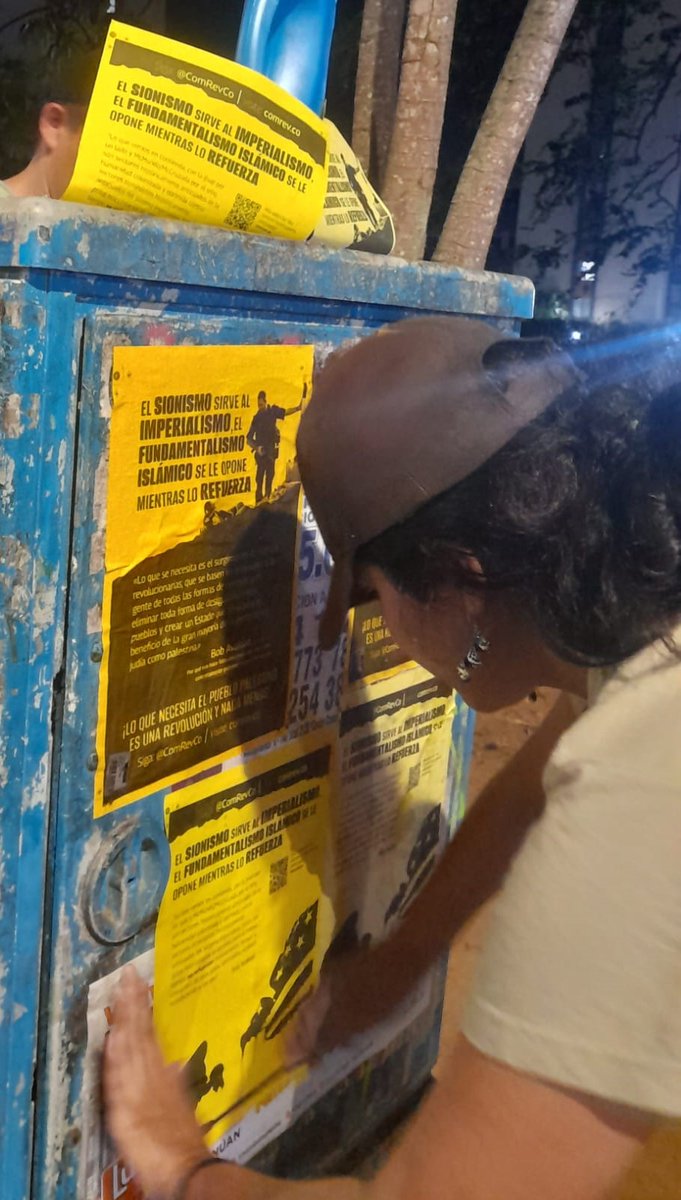 ComRevCo's tweet image. En Bucaramanga, Colombia, jornada de pega de carteles en varios parques y avenidas de la ciudad sobre los "dos polos anticuados" y condenando el sitio contra Gaza. #GazaUnderAttack