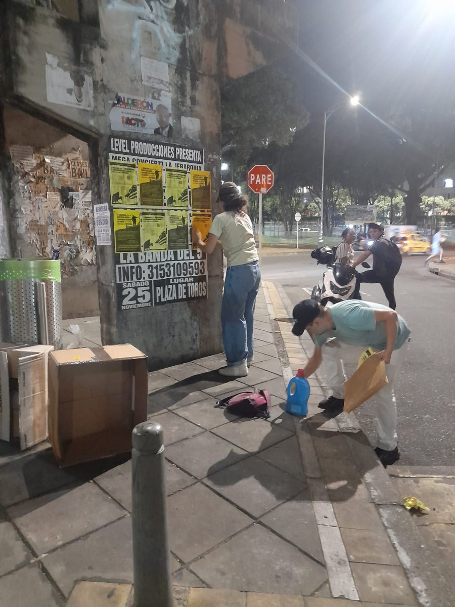 ComRevCo's tweet image. En Bucaramanga, Colombia, jornada de pega de carteles en varios parques y avenidas de la ciudad sobre los "dos polos anticuados" y condenando el sitio contra Gaza. #GazaUnderAttack